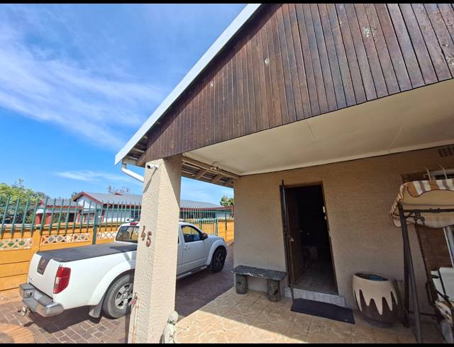 4 BEDROOM FREEHOLD FOR SALE IN VAN DYK PARK